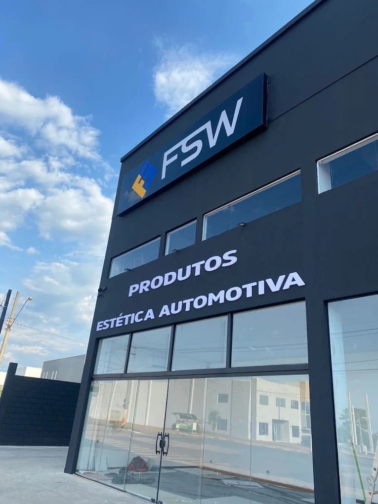 Prédio da FSW com a loja de produtos de estética automotiva